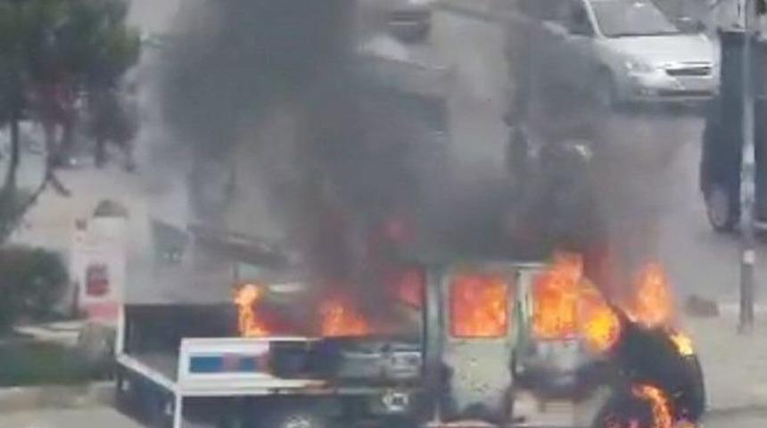 Sancaktepe'de Terör Örgütü Yandaşlarının Belediye Aracını Yakması Amatör Kamera Tarafından Görüntülendi