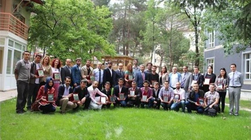 &Uuml;niversite Y&ouml;netiminden &Ouml;ğrenci Kul&uuml;b&uuml; Başkanlarına Plaket