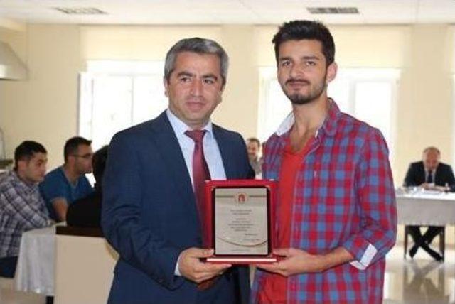 &Uuml;niversite Y&ouml;netiminden &Ouml;ğrenci Kul&uuml;b&uuml; Başkanlarına Plaket 1