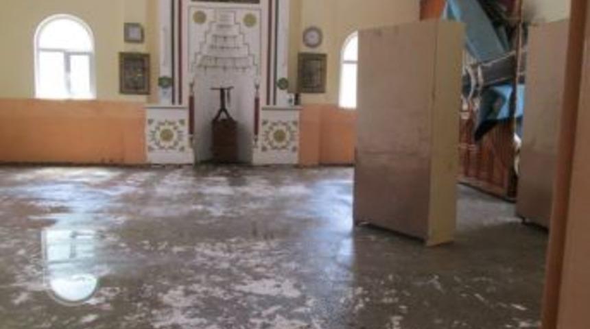 Kavukkavla Camisi Belediye ekipleri tarafından yıkandı