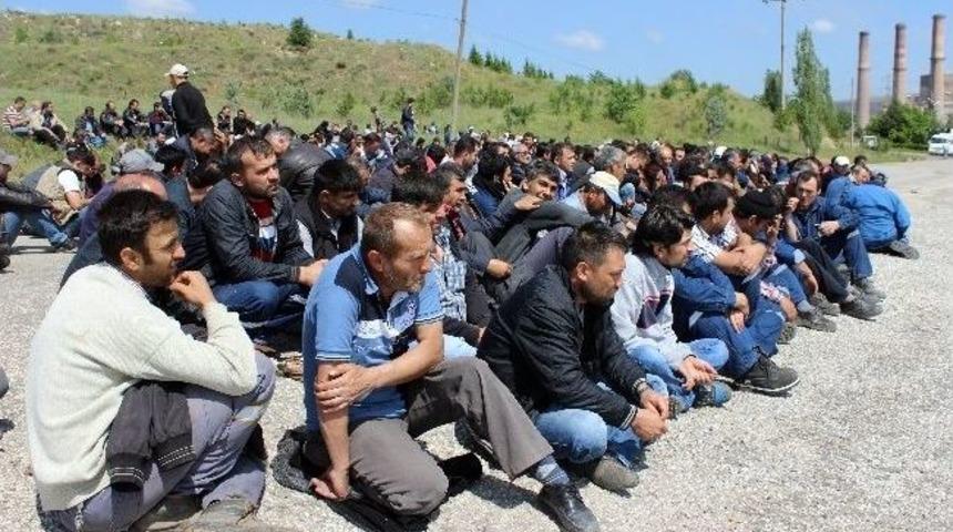 K&uuml;tahya'da İşten &Ccedil;ıkarılan İş&ccedil;iler Oturma Eylemi Başlattı