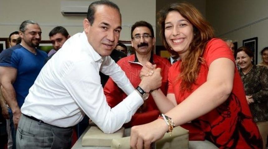 S&ouml;zl&uuml;&rsquo;n&uuml;n Bileğini B&uuml;kemediler