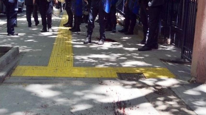 Adalet Bakanlığı Girişine Kırmızı Boya Atan 2 Eylemci G&ouml;zaltına Alındı