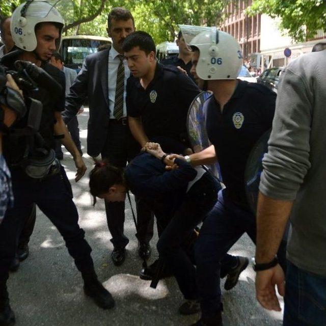 Adalet Bakanlığı Girişine Kırmızı Boya Atan 2 Eylemci G&ouml;zaltına Alındı 1