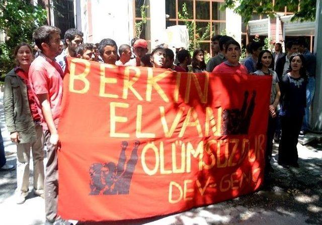 Adalet Bakanlığı Girişine Kırmızı Boya Atan 2 Eylemci G&ouml;zaltına Alındı 2