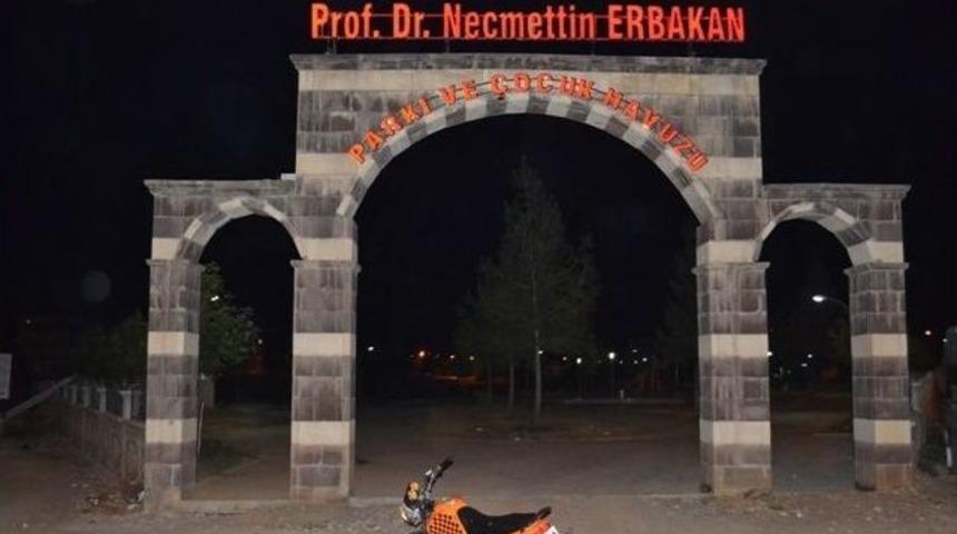 Prof. Dr.necmettin Erbakan Parkına Işıklı Tabela Takıldı