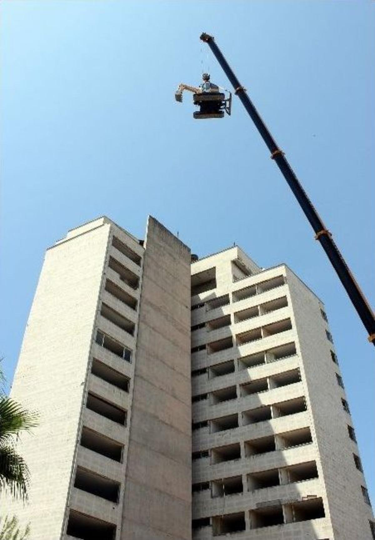 Falezler &Uuml;zerindeki Ruhsatsız Binaya İlk Kazma