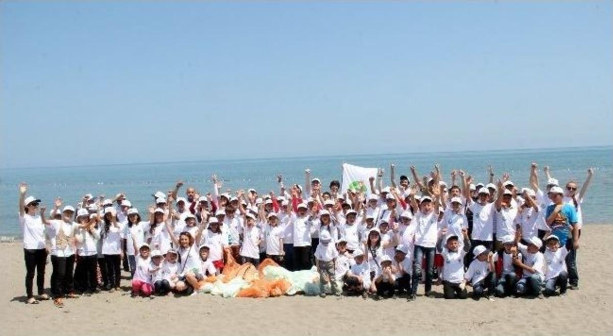 Hayatlarında İlk Kez G&ouml;rd&uuml;kleri Denize Ayakkabıları İle Girdiler