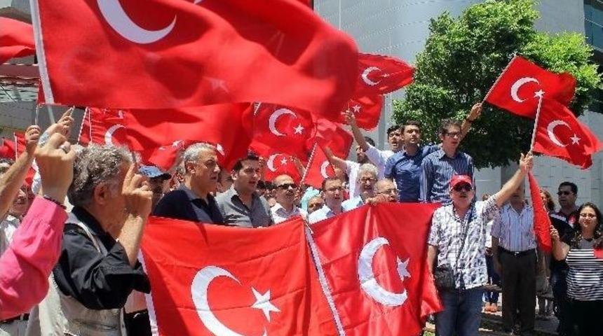 Adliye &Ccedil;alışanları Diyarbakır'daki Bayrak İndirme Olayını Protesto Etti