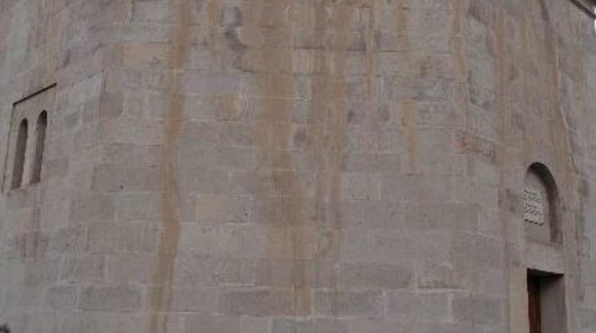 Tarihi Hacip &Ccedil;avlı K&uuml;mbeti İlgi Bekliyor