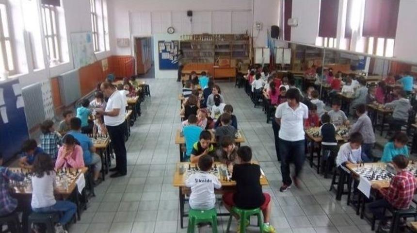 Satran&ccedil; Turnuvasında Dereceye Giren &Ouml;ğrencilere &Ouml;d&uuml;l