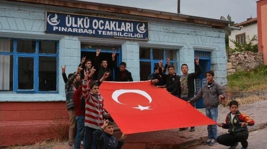 Bayrak İndirmeye Bir Tepki De Pınarbaşı'ndan Geldi