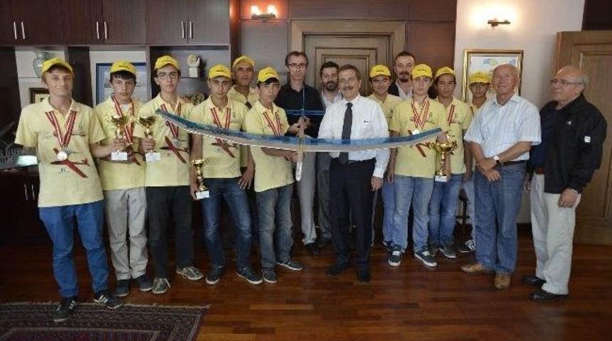 Sevin&ccedil;lerini Başkan Ata&ccedil;&rsquo;la Paylaştılar