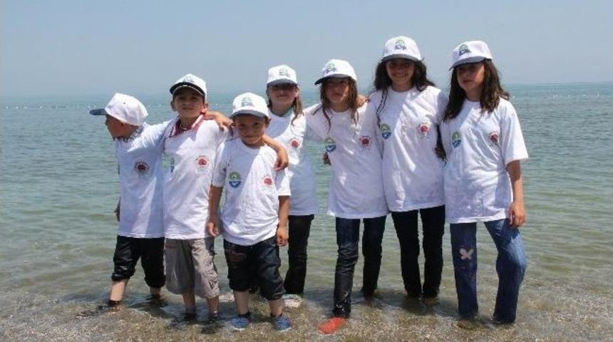 Hayatlarında İlk Kez G&ouml;rd&uuml;kleri Denize Ayakkabıları İle Girdiler