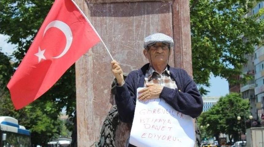 70&rsquo;lik Dede Bayrağa Saldırıyı 'duran Adam Eylemi' İle Protesto Etti