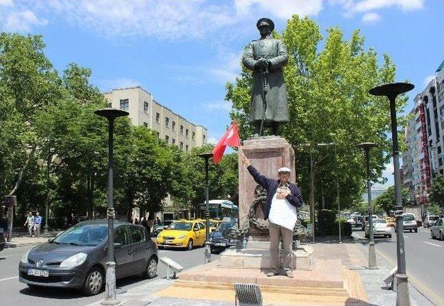 70’lik Dede Bayrağa Saldırıyı 'duran Adam Eylemi' İle Protesto Etti