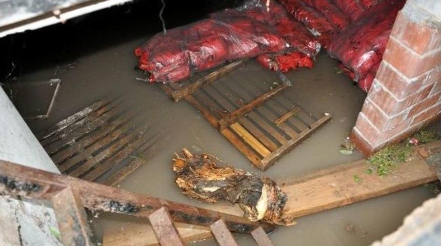 Suşehri&rsquo;nde Yağmur Nedeniyle Bazı İş Yerlerini Su Bastı