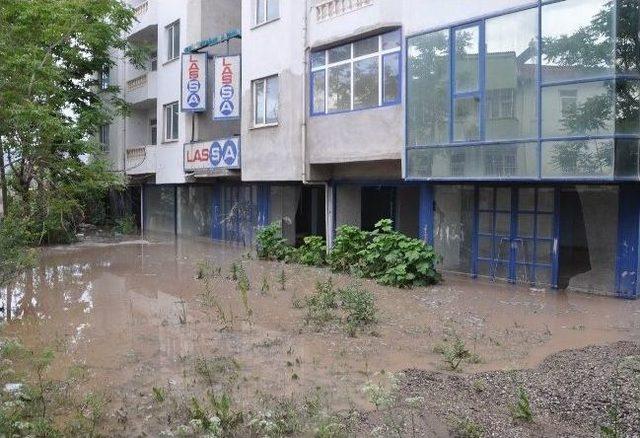 Suşehri’nde Yağmur Nedeniyle Bazı İş Yerlerini Su Bastı