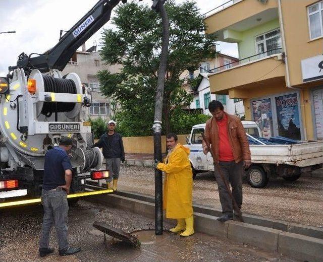 Suşehri’nde Yağmur Nedeniyle Bazı İş Yerlerini Su Bastı