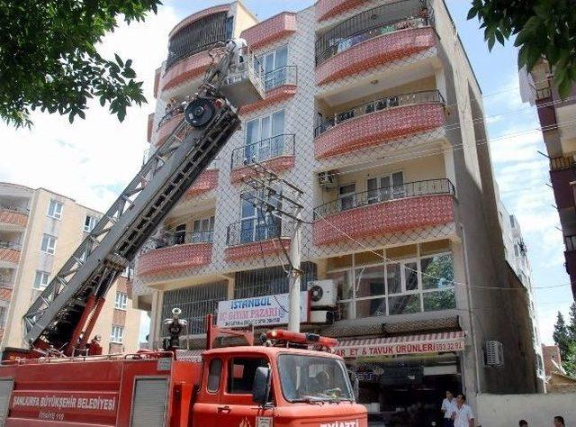 (&ouml;zel Haber) Kendilerini Eve Kapatan &Ccedil;ocukları İtfaiye Kurtardı 1