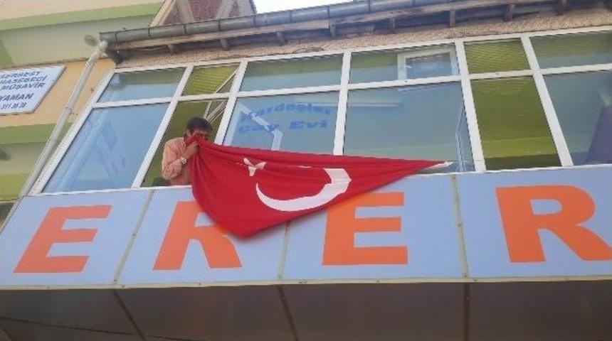 Suşehri&rsquo;nde Esnaf İş Yerlerine T&uuml;rk Bayrağı Astı