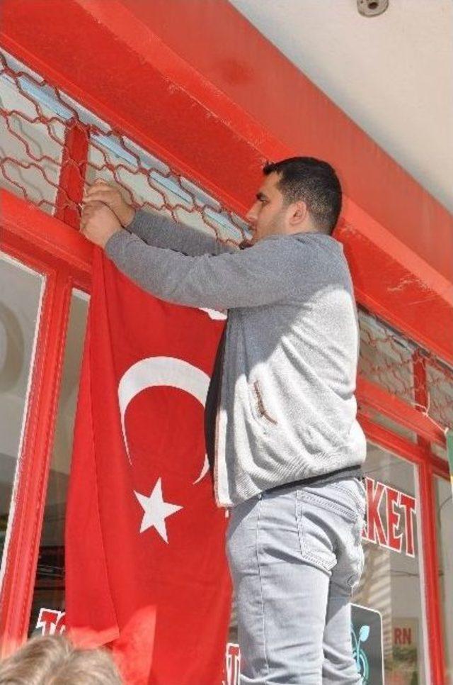 Suşehri&rsquo;nde Esnaf İş Yerlerine T&uuml;rk Bayrağı Astı 1