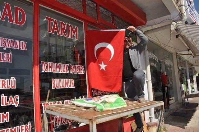 Suşehri&rsquo;nde Esnaf İş Yerlerine T&uuml;rk Bayrağı Astı 2