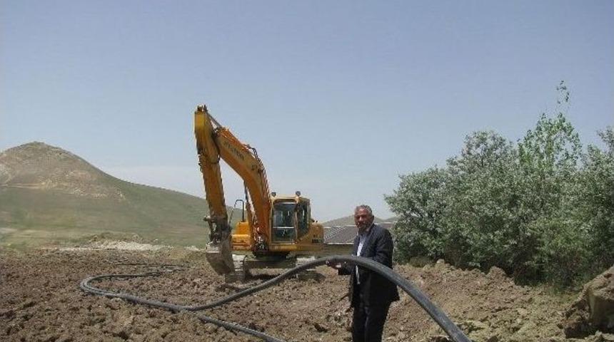 Mahalleye D&ouml;n&uuml;şt&uuml;r&uuml;len K&ouml;ylerde Şebeke Suyu &Ccedil;alışmaları