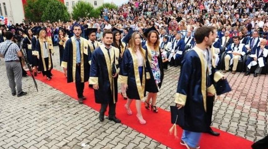 Cb&uuml; İktisadi Ve İdari Bilimler Fak&uuml;ltesi&rsquo;nde Mezuniyet Sevinci