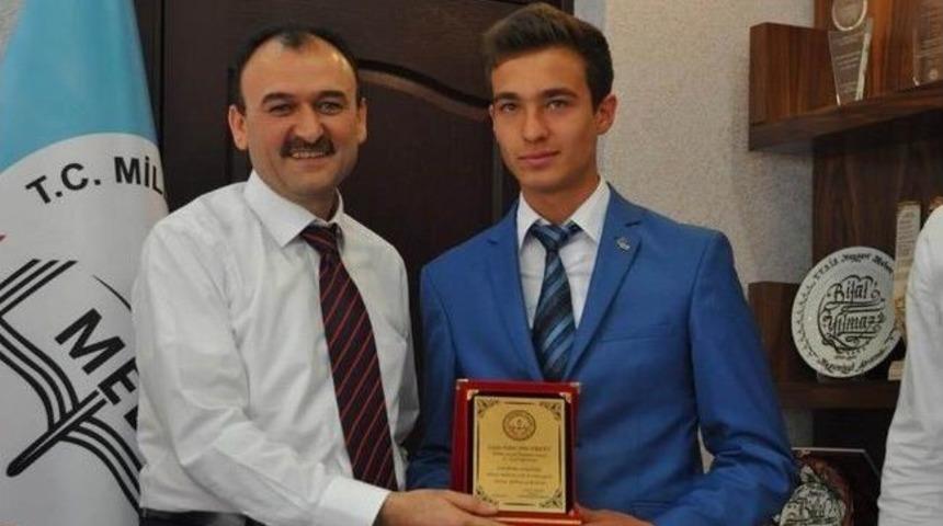 Kompoziyon Yarışmasından Kazandığı 3 Bin Tl&rsquo;yi Soma&rsquo;ya Bağışlayan &Ouml;ğrenciye Teşekk&uuml;r Plaketi Verildi