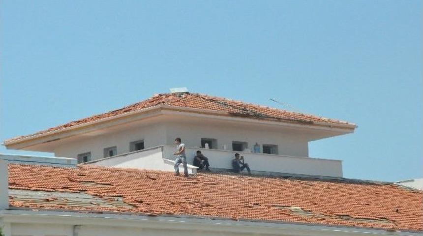 İş&ccedil;iler Yirmi Saattir &Ccedil;atıda Eylem Yapıyor