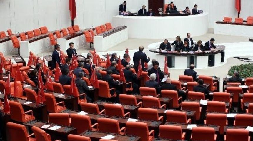 Mecliste T&uuml;rk Bayraklı Tepki