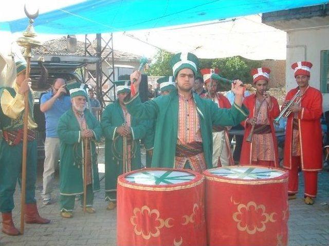 Burhaniye’de Köy Düğününde Mehter Coşkusu