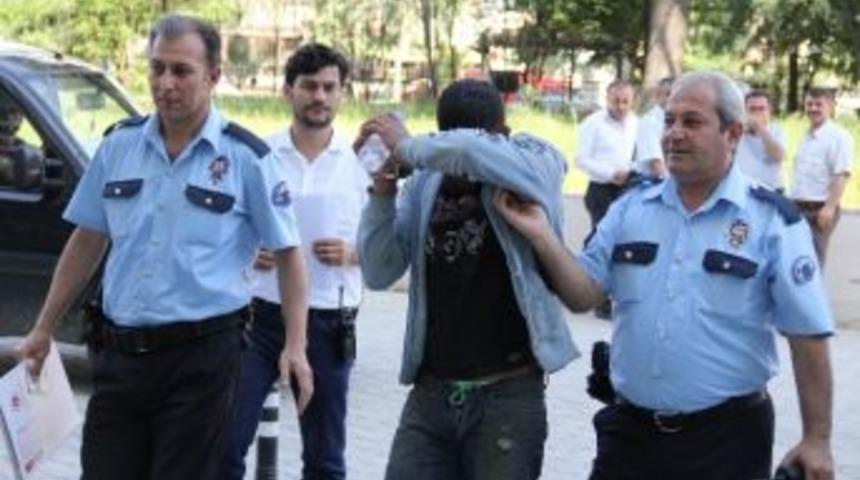 Polis Aracının Camını Kıran Gen&ccedil; Yakalandı