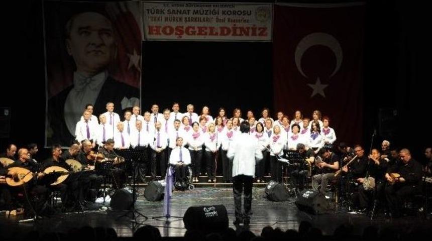 Aydınlılar Zeki M&uuml;ren Şarkılarına Yoğun İlgi G&ouml;sterdi