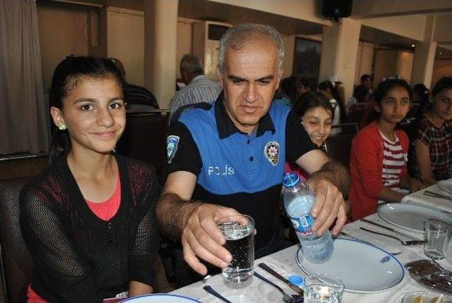 Polisler &Ouml;ğrencilere Amasya&rsquo;yı Gezdirdi 1