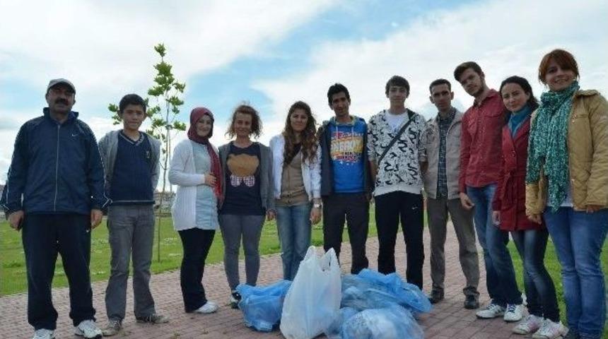Afyonkarahisarlı Gen&ccedil;lerden Park Temizliği