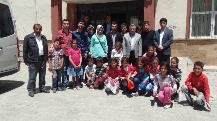 &Uuml;niversiteli &Ouml;ğrencilerden K&ouml;y Okuluna Kitap Bağışı