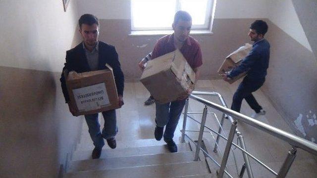 Üniversiteli Öğrencilerden Köy Okuluna Kitap Bağışı 1