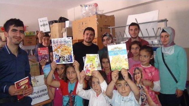 Üniversiteli Öğrencilerden Köy Okuluna Kitap Bağışı 2
