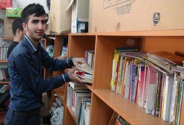 Üniversiteli Öğrencilerden Köy Okuluna Kitap Bağışı 3