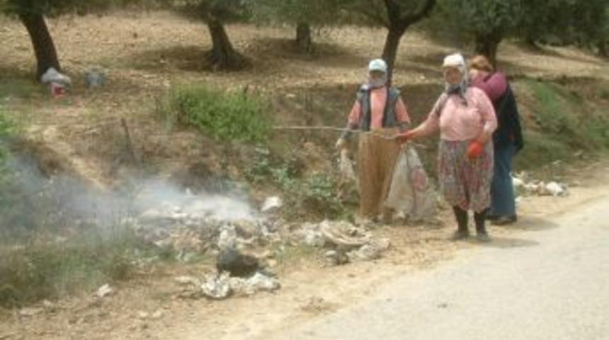 Burhaniyeli Kadınlardan &Ccedil;evre Temizliği