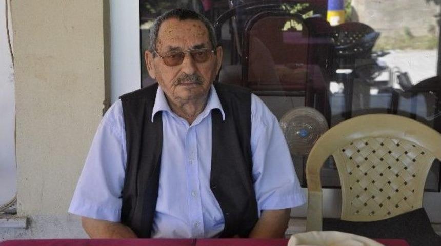 "atat&uuml;rk Kendisine Mani S&ouml;yleyen Gence B&uuml;y&uuml;k Para Verdi"