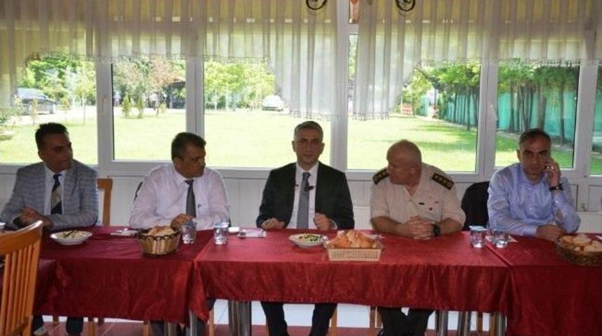 Sapanca İl&ccedil;e Jandarma&rsquo;dan Yaşlı &Ccedil;ınarlara Yemek