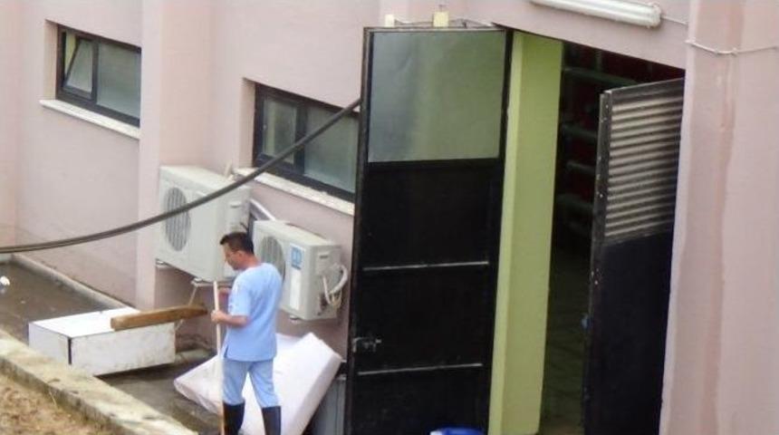 Etkili Olan Yağış Sonucu Onkoloji Servisinin Bodrumunu Su Bastı