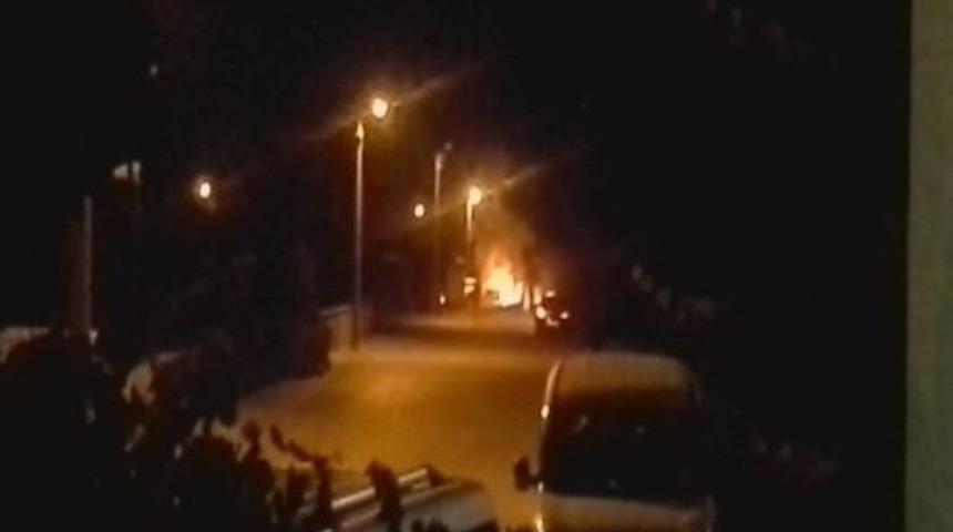 Park Halindeki Otomobil Cayır Cayır Yandı