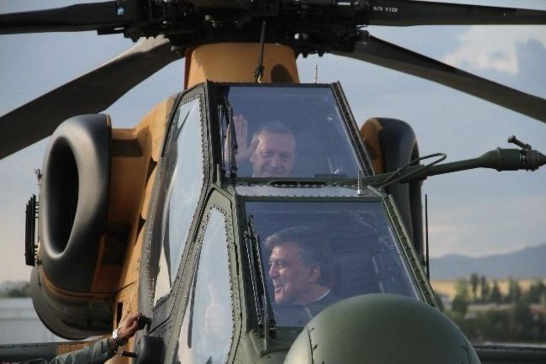 Cumhurbaşkanı Abdullah G&uuml;l Ve Başbakan Recep Tayyip Erdoğan T-129 Atak Kokpitine Bindi