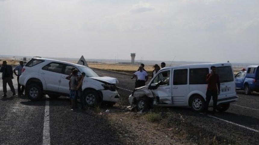 İki Otomobil Kafa Kafaya &Ccedil;arpıştı: 4 Yaralı