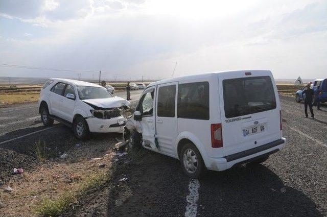 İki Otomobil Kafa Kafaya Çarpıştı: 4 Yaralı