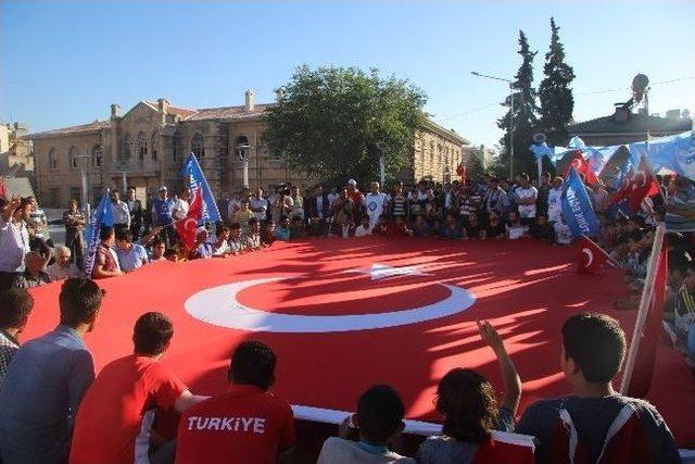 Kilisliler, Lice’de Türk Bayrağının İndirilmesini Protesto Etti